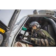 Un pilote et son co-pilote effectuent les vérifications nécessaires au niveau du tableau de bord de leur hélicoptère Caracal EC-725, avant décollage pour une mission depuis la base aérienne 172 Fort-Lamy à N'Djamena.