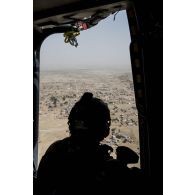 Personnel navigant en vol à bord d'un hélicoptère Caracal EC-725 lors d'une patrouille depuis la base aérienne 172 Fort-Lamy à N'Djamena.