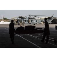 Chargement de matériel médical dans un hélicoptère Caracal EC-725, dans le cadre d'un excercice MEDEVAC (medical evacuation) ou EVASAN (évacuation médicale) depuis la base aérienne 172 Fort-Lamy à N'Djamena.