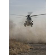 Atterrissage d'un hélicoptère de transport Caracal EC-725 en provenance de la base aérienne 172 Fort-Lamy à N'Djamena, dans le cadre d'un exercice MEDEVAC (medical evacuation) ou EVASAN (évacuation sanitaire).