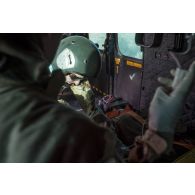 Prise en charge d'un soldat blessé à bord d'un hélicoptère de transport EC-725 Caracal par les aviateurs de l'escadron 1/67 Pyrénées, dans le cadre d'un exercice MEDEVAC (medical evacuation) ou EVASAN (évacuation sanitaire), au milieu de la brousse africaine.