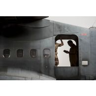 Prise en charge d'un blessé dans la soute d'un avion CN-235 Casa nurse du GTO (groupement de transport opérationnel) 20.061, dans le cadre d'un rapatriement depuis Madama jusqu'à la base aérienne 172 Fort-Lamy à N'Djamena.