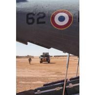 Ouverture de la soute arrière d'un avion CN-235 Casa nurse du GTO (groupement de transport opérationnel) 20.061, dans le cadre du rapatriement d'un blessé depuis Madama jusqu'à la base aérienne 172 Fort-Lamy à N'Djamena.