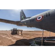 Embarquement d'un blessé dans la soute arrière d'un avion CN-235 Casa nurse du GTO (groupement de transport opérationnel) 20.061, dans le cadre d'un rapatriement depuis Madama jusqu'à la base aérienne 172 Fort-Lamy à N'Djamena.