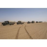 Les camions du Batlog (bataillon logistique) Taillefer traversent le désert en convoi, dans le cadre de l'opération Charente.