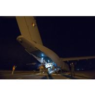 Chargement d'un VAB dans la soute arrière d'un avion cargo A400M en stationnement sur la piste de l'aérodrome de Gao.