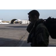 Un aviateur se prépare pour une mission Rafale depuis la base aérienne 172 Fort-Lamy à N'Djamena.