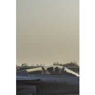 Préparation au décollage d'un Rafale de l'escadron de chasse 1/7 Provence, sur la piste de la base aérienne 172 Fort-Lamy à N'Djamena.