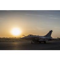 Préparation au décollage d'un Rafale de l'escadron de chasse 1/7 Provence, sur la piste de la base aérienne 172 Fort-Lamy à N'Djamena.