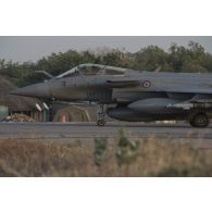 Décollage d'un Rafale de l'escadron de chasse 1/7 Provence, sur la piste de la base aérienne 172 Fort-Lamy à N'Djamena.