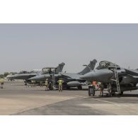 Avions Rafale biplace de l'escadron de chasse 1/7 Provence, en stationnement sur la piste de la base aérienne 172 Fort-Lamy à N'Djamena.