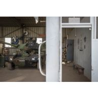 Des éléments du 501e RCC rattaché à la cellule RDC (réparation diagnostique contrôle) effectuent le contrôle technique d'un ERC-90 Sagaie à l'atelier de réparation du camp sergent-chef Adji-Kosseï à N'Djamena.