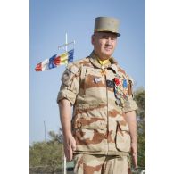 Le général de division Patrick Bréthous, commandant la force Barkhane, préside la cérémonie de levée de corps du caporal-chef Vandesompele, au camp sergent-chef Adji Kosseï à N'Djamena.