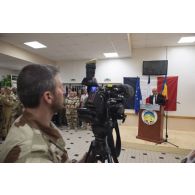 Discours de monsieur Jean-Yves Le Drian, ministre de la Défense, filmé par un cameraman dans le cadre de sa visite à N'Djamena.