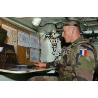 Dans un VAB PC (poste de commandement), un militaire du 8e RPIMa effectue un travail sur informatique pendant sa permanence.