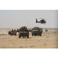 Montés à bord de deux VAB et d'un camion GBC-180, les fantassins du 126e RI mènent une patrouille de contrôle sur l'axe Kidal-Abeibara, au nord du Mali, dans le cadre de l'opération Bigorre.
