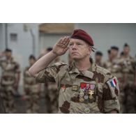 Le colonel Christian Jouslin de Noray, ancien chef de corps du 17e RGP salue le lever des couleurs, lors d'un rassemblement du PCIAT (poste de commandement interarmées de théâtres) dans le cadre d'une cérémonie à N'Djamena.