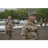 Le général de division Patrick Bréthous, commandant la force Barkhane, préside d'une cérémonie au PCIAT (poste de commandement interarmées de théâtre) de N'Djamena en présence du colonel Christian Jouslin de Noiray, ancien chef de corps du 17e RGP.
