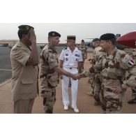 Le général d'armée Pierre de Villiers, chef d'état major des armées, est accueilli par le colonel Serge Panaget, commandant la base aérienne 101 de Niamey, lors de sa visite aux troupes du DÉTAIR (détachement air).