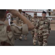 Arrivée du général d'armée Pierre de Villiers, chef d'état major des armées sur la base aérienne 101 de Niamey, en compagnie du général de division Patrick Bréthous, commandant la force Barkhane, lors de sa visite aux troupes du DÉTAIR (détachement air).