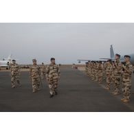 Arrivée du général d'armée Pierre de Villiers, chef d'état major des armées sur la base aérienne 101 de Niamey, en compagnie du général de division Patrick Bréthous, commandant la force Barkhane, lors de sa visite aux troupes du DÉTAIR (détachement air).
