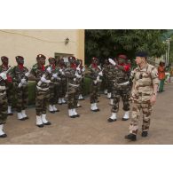 Rassemblement des FAN (forces armées nigériennes) en accueil au général d'armée Pierre de Villiers, chef d'état major des armées, lors de sa visite à l'état major de l'armée nigérienne.