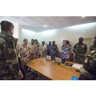 Le général d'armée Pierre de Villiers, chef d'état major des armées, accompagné du général de division Ahmed Mohamed, chef d'état major adjoint de l'armée nigérienne, s'entretient avec les membres participant à une réunion de commandement qui s'est tenue lors de sa visite à Niamey.