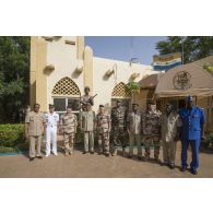 Portrait de groupe des principaux officiers participant à une réunion de commandement à l'état major de l'armée nigérienne, lors de la visite à Niamey du général d'armée Pierre de Villiers, chef d'état major des armées..