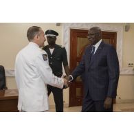 Le général d'armée Pierre de Villiers, chef d'état major des armées, est reçu par monsieur Ibrahim Boubacar Keïta, président de la République du Mali, dans le cadre de sa visite à Bamako.