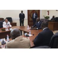 Le général d'armée Pierre de Villiers, chef d'état major des armées, assiste à une réunion de commandement en présence de monsieur Ibrahim Boubacar Keïta, président de la République du Mali, dans le cadre de sa visite à Bamako.