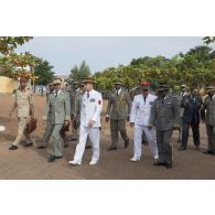 Visite du général d'armée Pierre de Villiers, chef d'état major des armées, aux chefs d'état major des pays du G5 Sahel, lors d'une réunion de commandement à Bamako.