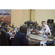 Réunion extraordinaire du comité de défense et de sécurité du G5 Sahel, en présence du général d'armée Pierre de Villiers, chef d'état major des armées, lors de sa visite à Bamako.
