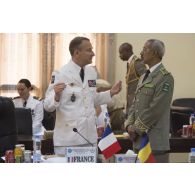 Le général d'armées Pierre de Villiers, chef d'état major des armées, s'entretient avec son homologue mauritanien, le général de division Mohamed Cheikh ould Mohamed lemine, dans le cadre d'une réunion extraordinaire du comité de défense et de sécurité du G5 Sahel, lors de sa visite à Bamako.