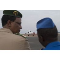 Atterrissage d'un avion Falcon 900 transportant le général d'armée Pierre de Villiers, chef d'état major des armées, sur la base aérienne 101 de Niamey, lors de sa visite aux troupes du DÉTAIR (détachement air).