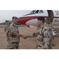 Le général d'armée Pierre de Villiers, chef d'état major des armées, est accueilli par le colonel Jean-Pierre Perrin, adjoint au commandement de la force Barkhane, chargé du partenariat avec les armées des pays du G5 Sahel,  lors de son arrivée sur la base aérienne 101 de Niamey, dans le cadre de sa visite aux troupes du DÉTAIR (détachement air).