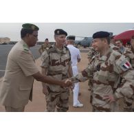 Le général d'armée Pierre de Villiers, chef d'état major des armées, est accueilli par un colonel nigerien, lors de son arrivée sur la base aérienne 101 de Niamey, dans le cadre de sa visite aux troupes du DÉTAIR (détachement air).