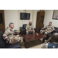 Le général d'armée Pierre de Villiers, chef d'état major des armées, s'entretient avec le général de division Ahmed Mohamed, adjoint au chef d'état major des armées nigeriennes, en présence du général de division Patrick Bréthous, commandant la force Barkhane, lors de sa visite à Niamey.