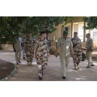 Le général d'armée Pierre de Villiers, chef d'état major des armées, s'entretient avec le général de division Ahmed Mohamed, adjoint au chef d'état major des armées nigeriennes, lors de sa visite à Niamey.