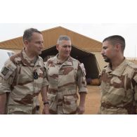 Le général d'armée Pierre de Villiers, chef d'état major des armées, est accueilli par le colonel Serge Panaget, commandant la base aérienne 101 de Niamey, lors de sa visite aux troupes du DÉTAIR (détachement air).