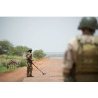 Des sapeurs des équipes EOD (élément opérationnel de déminage) agissent en ouverture d'itinéraire lors du convoi routier de Gao à Inadiatafene. Un militaire malien est équipé d'un détecteur de mines.