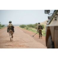 Des sapeurs des équipes EOD (élément opérationnel de déminage) agissent en ouverture d'itinérairelors du convoi routier de Gao à Inadiatafene. Un militaire malien est équipé d'un détecteur de mines.