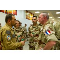 Le général d'armée Jean-Pierre Bosser, CEMAT, échange avec les personnels du PCIAT de la force Barkhane. Ici, un commandant féminin, un officier du JFAC-AFCO Barkhane Sangaris, et un capitaine.