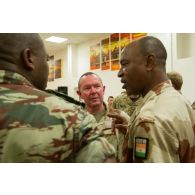 Le général d'armée Jean-Pierre Bosser chef d'état-major de l'armée de terre échange avec les personnels du PCIAT de la force Barkhane, ici un militaire nigérien.