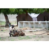 Un stagiaire tchadien prépare le déjeuner, durant une instruction dispensée par le DIO français, sur le camp de La Loumia.