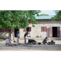 Des stagiaires tchadiens préparent le déjeuner, durant une instruction dispensée par le DIO français, sur le camp de La Loumia.