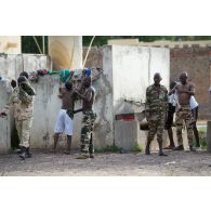 Stagiaires tchadiens à la lessive durant une pause entre deux séances d’instruction dispensée par le DIO français sur le camp de La Loumia.