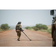 Des sapeurs des équipes EOD (élément opérationnel de déminage) agissent en ouverture d'itinéraire, lors du convoi routier de Gao à Inadiatafene. Un militaire malien des FAMa utilise un détecteur de mines.