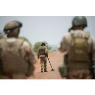Des sapeurs des équipes EOD (élément opérationnel de déminage) agissent en ouverture d'itinéraire lors du convoi routier de Gao à Inadiatafene. Un militaire malien des FAMa utilise un détecteur de mines.