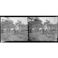 Sompuis (Marne). Centre d'instruction des troupes sénégalaises. Exercices dans les bois (Juin 1917). [légende d'origine]
