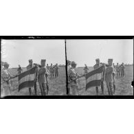 Entre Ramerupt et Dampierre (Aube). Prise d'armes pour la remise de la fourragère au 151e d'infanterie. Le général Fayolle décore le drapeau du 151e d'infanterie (28-6-17). [légende d'origine]
